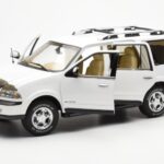 Lincoln Navigator Bel AUTOart 1:18 - image 2 of 8