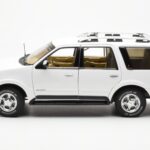 Lincoln Navigator Bel AUTOart 1:18 - image 4 of 8