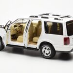 Lincoln Navigator Bel AUTOart 1:18 - image 5 of 8