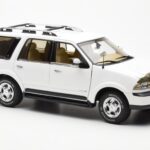 Lincoln Navigator Bel AUTOart 1:18 - image 6 of 8