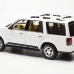 Lincoln Navigator Bel AUTOart 1:18 - image 7 of 8