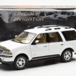 Lincoln Navigator Bel AUTOart 1:18 - image 8 of 8