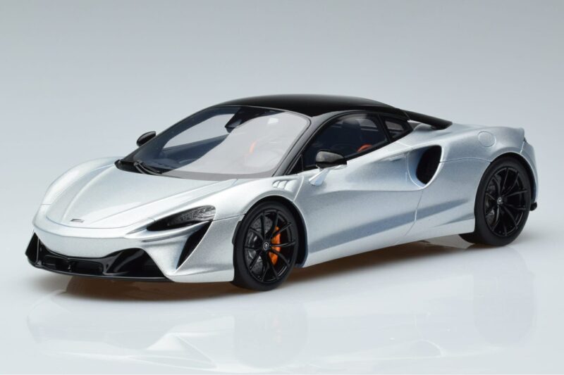 McLaren Artura Srebrna GT Spirit 1:18 GT873 Smola