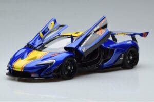 McLaren P1 GTR Modra Z Rumenimi Progami AUTOart 1:18 81542 Kompozit – slika 2 od 7