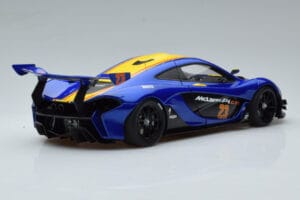 McLaren P1 GTR Modra Z Rumenimi Progami AUTOart 1:18 81542 Kompozit – slika 3 od 7