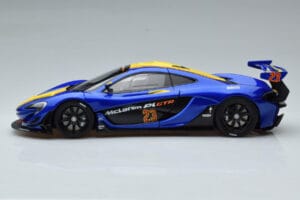 McLaren P1 GTR Modra Z Rumenimi Progami AUTOart 1:18 81542 Kompozit – slika 4 od 7