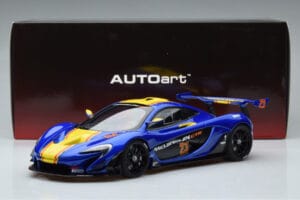 McLaren P1 GTR Modra Z Rumenimi Progami AUTOart 1:18 81542 Kompozit – slika 7 od 7