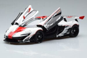 McLaren P1 GTR Sijajno Bela Z Rdečimi Progami AUTOart 1:18 81541 Kompozit – slika 2 od 7