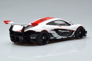 McLaren P1 GTR Sijajno Bela Z Rdečimi Progami AUTOart 1:18 81541 Kompozit – slika 3 od 7