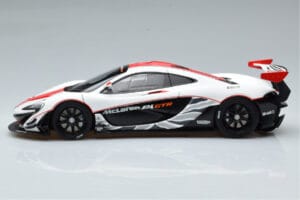 McLaren P1 GTR Sijajno Bela Z Rdečimi Progami AUTOart 1:18 81541 Kompozit – slika 4 od 7