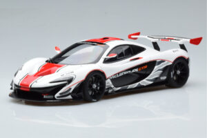 McLaren P1 GTR Sijajno Bela Z Rdečimi Progami AUTOart 1:18