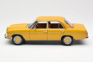 Mercedes 200/8 W115 Sahara Rumena Norev 1:18 183771 Kovina – slika 4 od 8