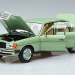 Mercedes 200 W123 Zelen Norev 1:18 183796 Kovina - image 2 of 7