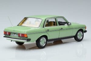 Mercedes 200 W123 Zelen Norev 1:18 183796 Kovina – slika 3 od 7