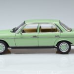 Mercedes 200 W123 Zelen Norev 1:18 183796 Kovina - image 4 of 7