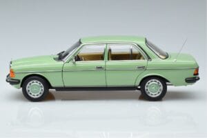Mercedes 200 W123 Zelen Norev 1:18 183796 Kovina – slika 4 od 7