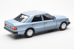 Mercedes 230E W124 Svetlo Modra Metallic Norev 1:18 183945 Kovina – slika 3 od 8