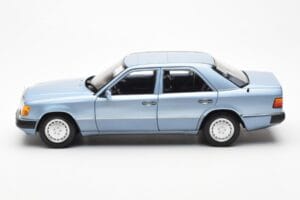 Mercedes 230E W124 Svetlo Modra Metallic Norev 1:18 183945 Kovina – slika 4 od 8