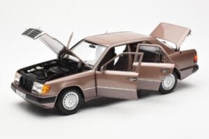 Mercedes 230E W124 Rosewood Metallic Dealerska Izdaja Norev 1:18 B66040697 Kovina – slika 2 od 8