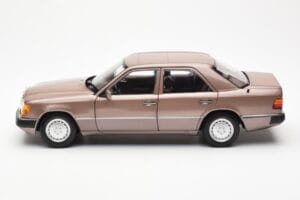 Mercedes 230E W124 Rosewood Metallic Dealerska Izdaja Norev 1:18 B66040697 Kovina – slika 4 od 8