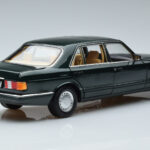 Mercedes 560 SEL W126 Temno Zelena Metalik Norev 1:18 - image 3 of 7
