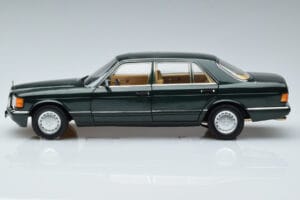 Mercedes 560 SEL W126 Temno Zelena Metalik Norev 1:18 B66040682 Kovina – slika 4 od 7