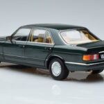 Mercedes 560 SEL W126 Temno Zelena Metalik Norev 1:18 - image 6 of 7