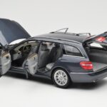 Mercedes E-Class S212 T-Model Tenorit Siv Metallic Minichamps 1:18 - image 5 of 8