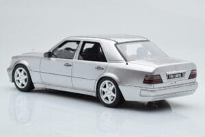 Mercedes E500 W124 Srebrn Otto 1:18 OT623 Smola – slika 5 od 6