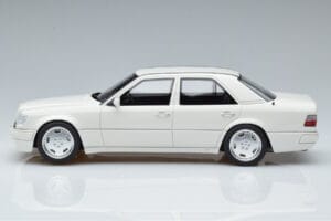 Mercedes E60 AMG W124 Bel Otto 1:18 B66040640 Smola – slika 3 od 6