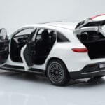 Mercedes EQC 400 Diamond Bel NZG 1:18 - image 5 of 8