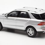 Mercedes M-Class W166 Iridium Srebrna Metalik Minichamps 1:18 - image 7 of 8