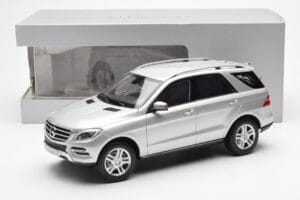 Mercedes M-Class W166 Iridium Srebrna Metalik Minichamps 1:18 B66960064 Kovina – slika 8 od 8