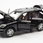 Mercedes M-Class W166 Obsidian Črna Metalik Minichamps 1:18 - image 2 of 8