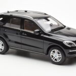 Mercedes M-Class W166 Obsidian Črna Metalik Minichamps 1:18 - image 6 of 8