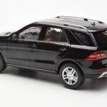 Mercedes M-Class W166 Obsidian Črna Metalik Minichamps 1:18 - image 7 of 8