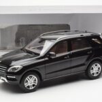Mercedes M-Class W166 Obsidian Črna Metalik Minichamps 1:18 - image 8 of 8