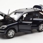 Mercedes M-Class W166 Tansanite Modra Metalik Minichamps 1:18 - image 2 of 8