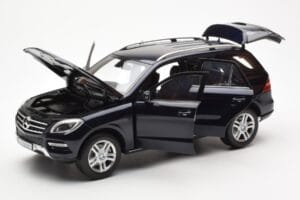 Mercedes M-Class W166 Tansanite Modra Metalik Minichamps 1:18 B66960065 Kovina – slika 2 od 8