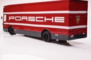 Mercedes O317 Porsche Transporter Rdeč CMR 1:18 CMR149 Kovina – slika 3 od 12