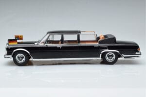 Mercedes 600 Pullman W100 Landaulet Queen Elizabeth II KK-Scale 1:18 KKDC181185 Kovina – slika 3 od 6