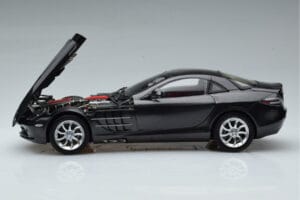 Mercedes SLR McLaren Črn CMC 1:18 M-045F Kovina – slika 4 od 10