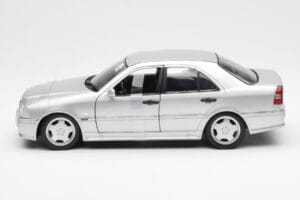 Mercedes C36 AMG W202 Srebrna UT Models 1:18 180035000 Kovina – slika 3 od 6