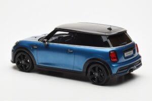 Mini Cooper S F56 Island Moder Otto 1:18 OT982 Smola – slika 5 od 6