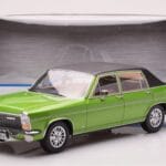 Opel Diplomat B Zelena Metalik MCG 1:18 - image 6 of 6