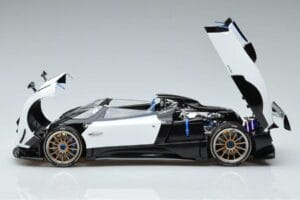 Pagani Zonda HP Barchetta Carbon Fiber Bela LCD 1:18 LCD18009-WH Kovina – slika 4 od 9