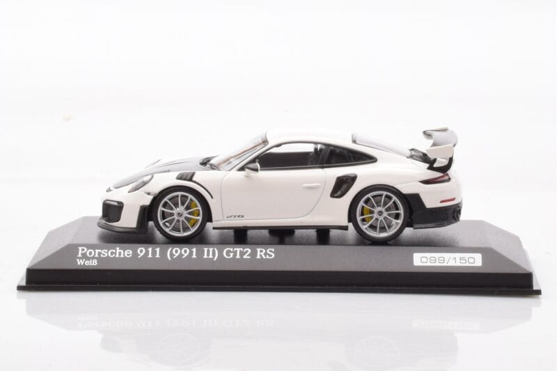 Porsche 911 991.2 GT2 RS Bela Minichamps 1:43