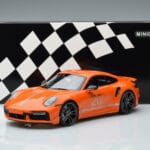 Porsche 911 992 Turbo S China 20th Anniversary Oranžna Minichamps 1:18 - image 6 of 6