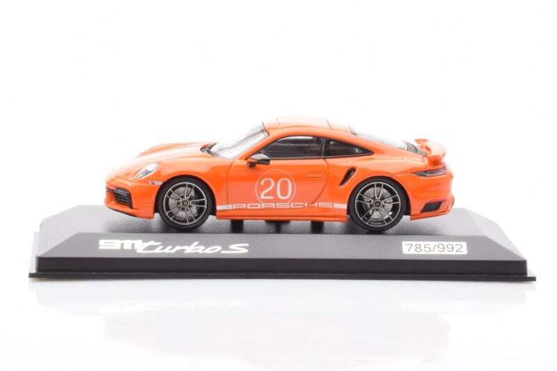 Porsche 911 992 Turbo S Gulf Oranžna Minichamps 1:43