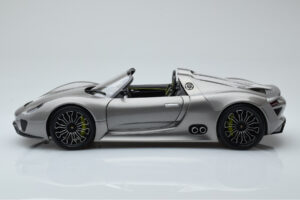 Porsche 918 Spyder Prototip Siva Metalik Minichamps 1:18 110060030 Kovina – slika 4 od 7